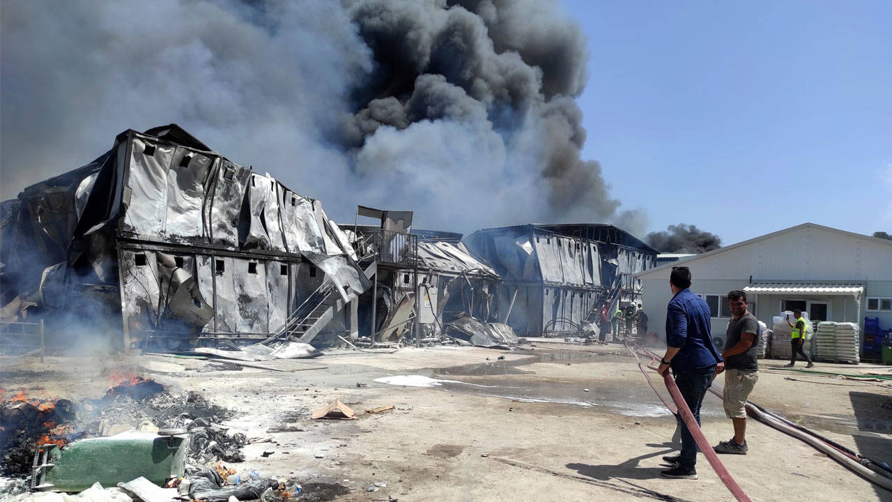 Kocaeli'de zincir marketin deposunda yangın: İzmit Belediyesi'ne ait binaya sıçradı