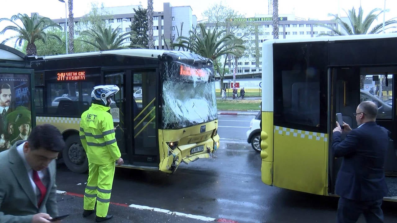 Fatih'te iki İETT otobüsü çarpıştı: Bir yolcu yaralandı