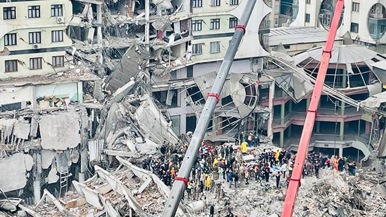 Maraş depremlerinde oteli yıkılan AKP’li Zafer Kırçuval'a 'hizmet' plaketi
