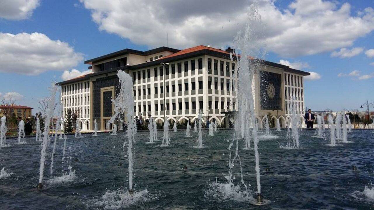 Şatafatlı belediye binasını yapan AKP’li Erdem: “İftiraların arkasında tanıdık bir örgüt var gibi”