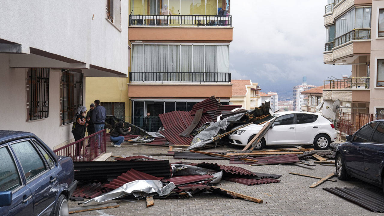 Evlerin çatısı uçtu, otomobiller hasar gördü