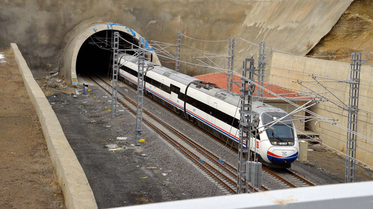 Temeli 2013'te atıldı, öngörülen maliyet 15 kat aşıldı: Uraloğlu, Ankara-İzmir Hızlı Tren Hattı için tarih verdi