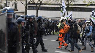 Ülkede kitlesel protestolara yol açmıştı: Fransada emeklilik reformu yasalaştı