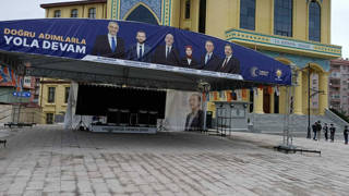 AKP, Valilik binası önünde seçim standı açtı