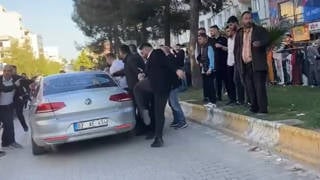 Adıyaman Kahtada Kemal Kılıçdaroğlunun konvoyuna tekmeli küfürlü saldırı