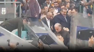 Hopaspor taraftarı tarafından protesto edilen AKPli Faruk Çelik, polis eşliğinde stattan ayrıldı