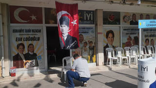 İYİ Parti’nin Kadirli seçim bürosunun önüne boş kovan bırakıldı