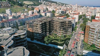 İzmirdeki yangın 8 saatte kontrol altına alındı: Bina kullanılamaz hale geldi