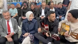 CHPli Engin Altay ve AKPli Özlem Zengin gençlerle birlikte şarkı söyledi