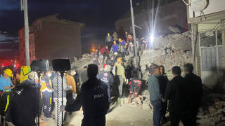 Malatyada 4 katlı ağır hasarlı bina çöktü: 1 kişi yaşamını yitirdi