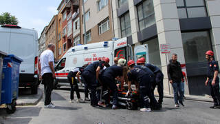 Beyoğlunda 3üncü kattan düşen işçi ağır yaralandı