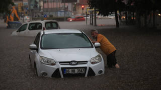 Ankarada sağanak yağış etkili oldu: Yollar göle döndü, su baskınları yaşandı