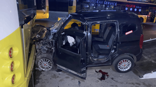 Bağcılarda kontrolünü kaybeden sürücü İETT otobüsüne çarptı: 4ü ağır 6 yaralı