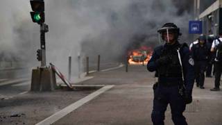 Fransada protestolar: Şanzelize tahliye edildi, Macron Almanya ziyaretini erteledi