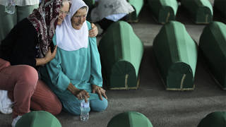 Srebrenitsa Katliamının yıldönümünde defnedilecek kurbanlar gözyaşlarıyla karşılandı