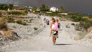 Rodos Adasında yangın sürüyor: Yunanistandaki en büyük tahliye operasyonu yapıldı