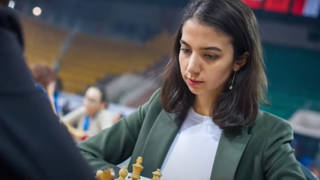 İspanya, türban takmayı reddeden İranlı satranç oyuncusuna vatandaşlık verdi
