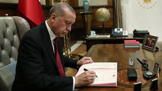 Erdoğan imzaladı: 6 bakanlıkta 14 bürokrat görevden alındı