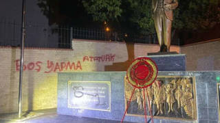 İzmir’de Atatürk anıtına saldırı