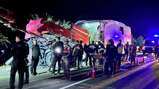 Erzurumda yolcu otobüsü traktöre çarptı: 2 kişi öldü 18 kişi yaralandı