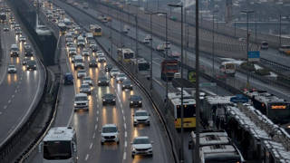 İstanbulda sağanak nedeniyle trafik yoğunluğu yüzde 80e ulaştı