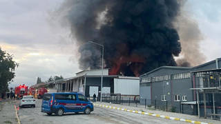 Uşakta tekstil fabrikasında yangın: Müdahale sürüyor