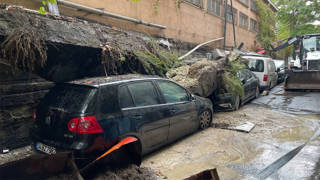 Zeytinburnunda istinat duvarı çöktü: Araçlar hasar gördü