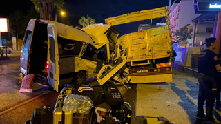 Antalyada tur minibüsü, park halindeki kamyona saplandı: 2 ölü, 9 yaralı