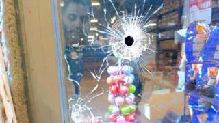 Esenyurtta markete silahlı saldırı: Çok sayıda kurşun isabet etti