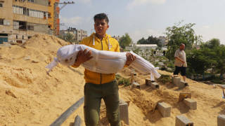 Gazze halkı, toplu mezarlara gömülmemek için bileklik takıyor