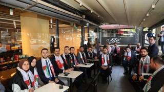 AKP Gençlik Kolları, İsraili protesto etmek için yarım saat Starbucksta oturdu