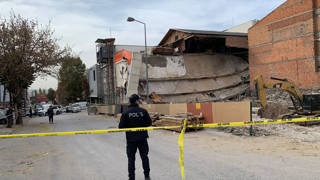 Ankarada bir binanın hafriyat çalışması sırasında bitişiğindeki 3 katlı bina çötü