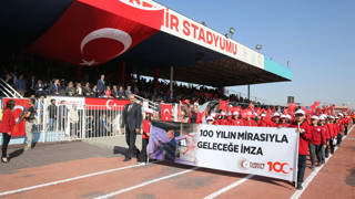 Mardinde 29 Ekim töreninde Erdoğan görselinin yer aldığı pankart öğrencilere taşıtıldı