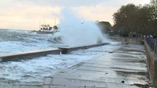 İstanbul’da fırtına etkili oldu, sahil şeridi sular altında kaldı