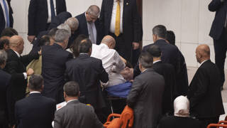 Meclis kürsüsünde bayılan Saadet Partili Hasan Bitmez, yoğun bakıma alındı