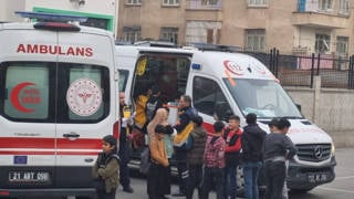 Diyarbakır ve Şanlıurfada çok sayıda öğrenci gıda zehirlenmesi şüphesiyle hastaneye kaldırıldı
