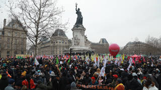 Pariste hükümetin tartışmalı göç yasası protesto edildi