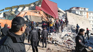 Maraşta ağır hasarlı bina yıkım sırasında devrildi: Operatör enkaz altında