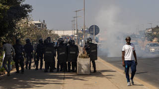 Seçimin ertelendiği Senegalde protesto