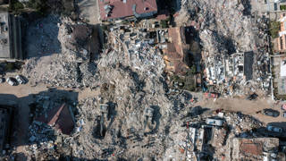 Büyük deprem felaketinin üzerinden bir yıl geçti: Unutmak, affetmek yok