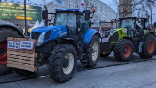 Çiftçilerden Paris’teki tarım fuarında protesto: ‘Macron istifa’ sloganları