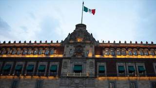 Meksika’da protestocular araçla Başkanlık Sarayı’na daldı