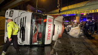 Bakırköy’de TIR, otomobilin üzerine devrildi: 4 ölü