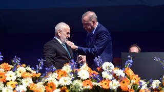 Erbakandan Erdoğana rozet tepkisi: Yolunu kaybetmiş bazı şahıslara rozet takıyorlar