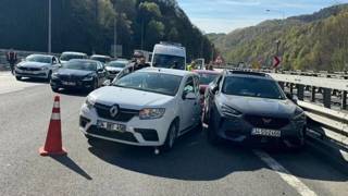 Anadolu Otoyolunda 5 araç birbirine girdi: 3 yaralı