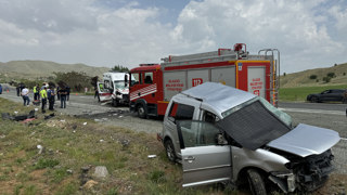 Ambulans ile ticari araç çarpıştı: 1'i ağır 6 yaralı