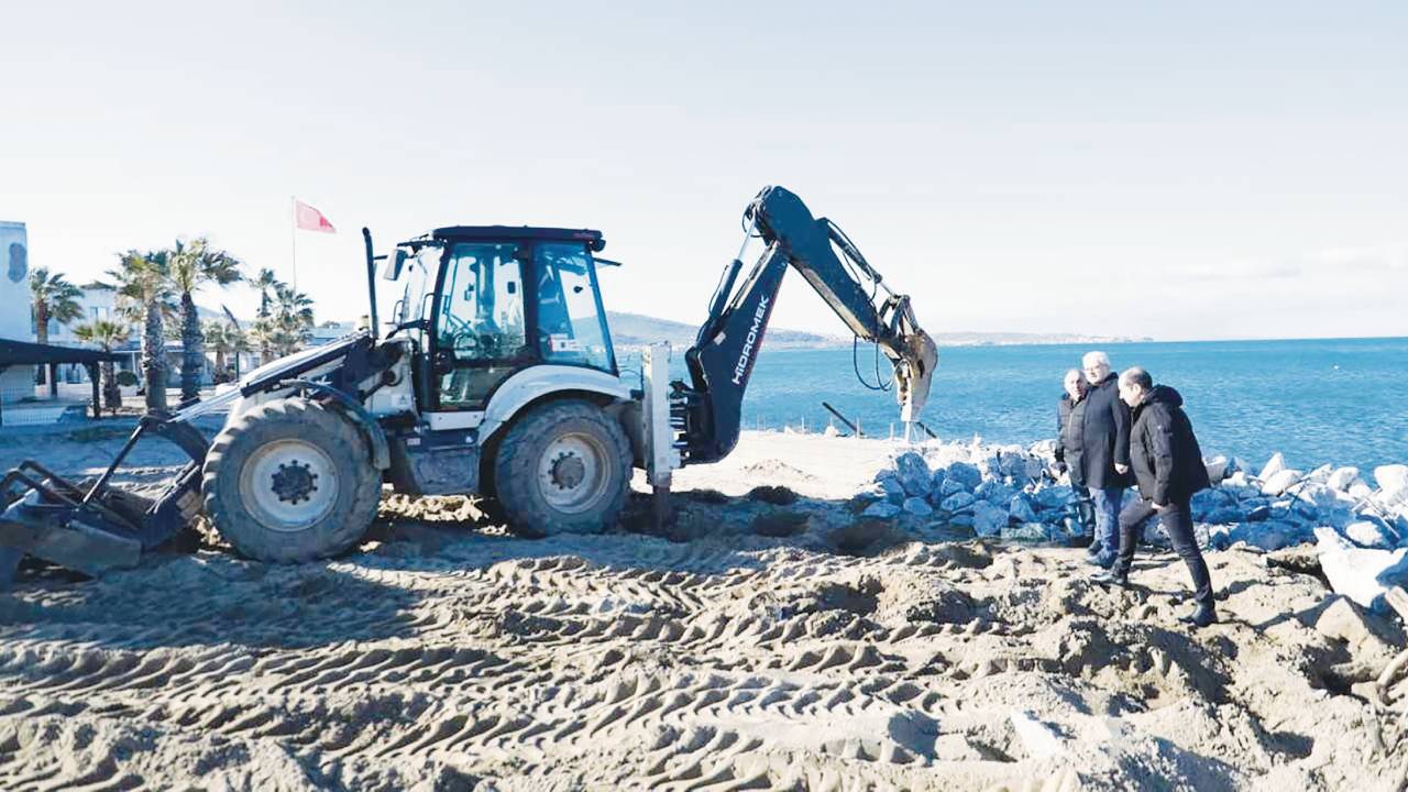 Sahile yapılan beton set yıkıldı