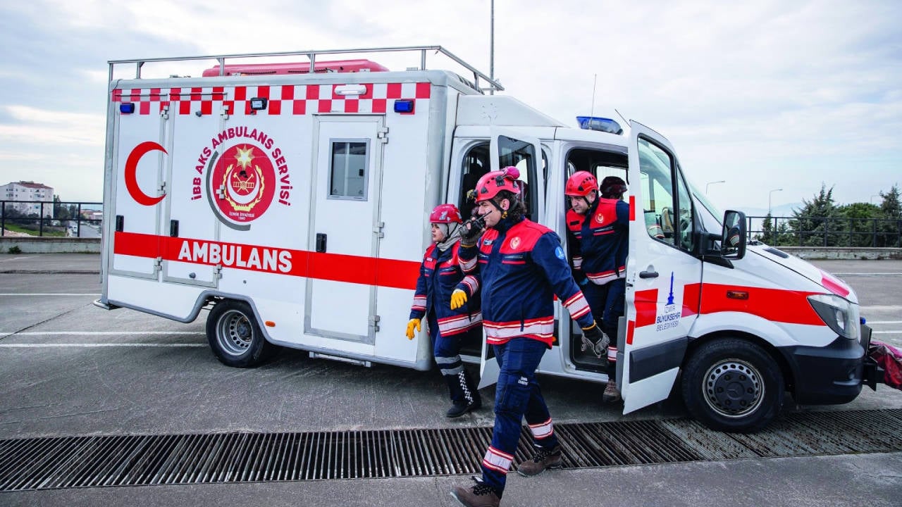 İzmir itfaiyesinin paramedikleri diğer kentler için örnek oluyor