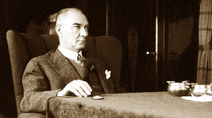 Mustafa Kemal Atatürk'ün 'Nutuk' adlı eserinin öğrencilere dağıtılması 'uygun' bulunmadı!