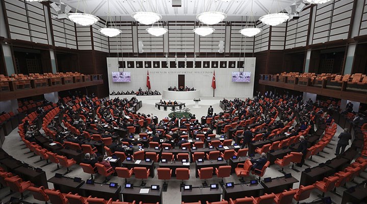 AKP'li Zengin: Başörtüsü teklifini imzaya açtık, haftaya Meclis'e sunacağız